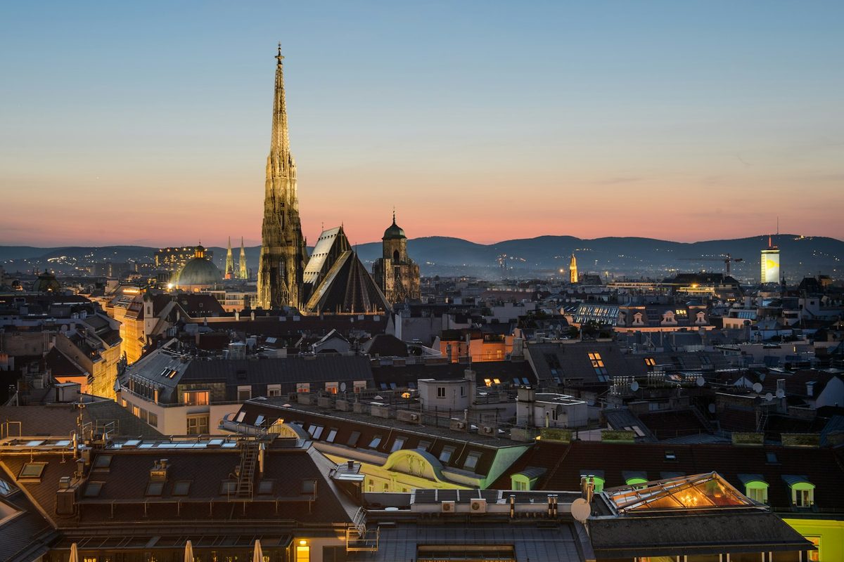 Blick über die Dächer von Wien mit dem Stephansdom im Abendlicht